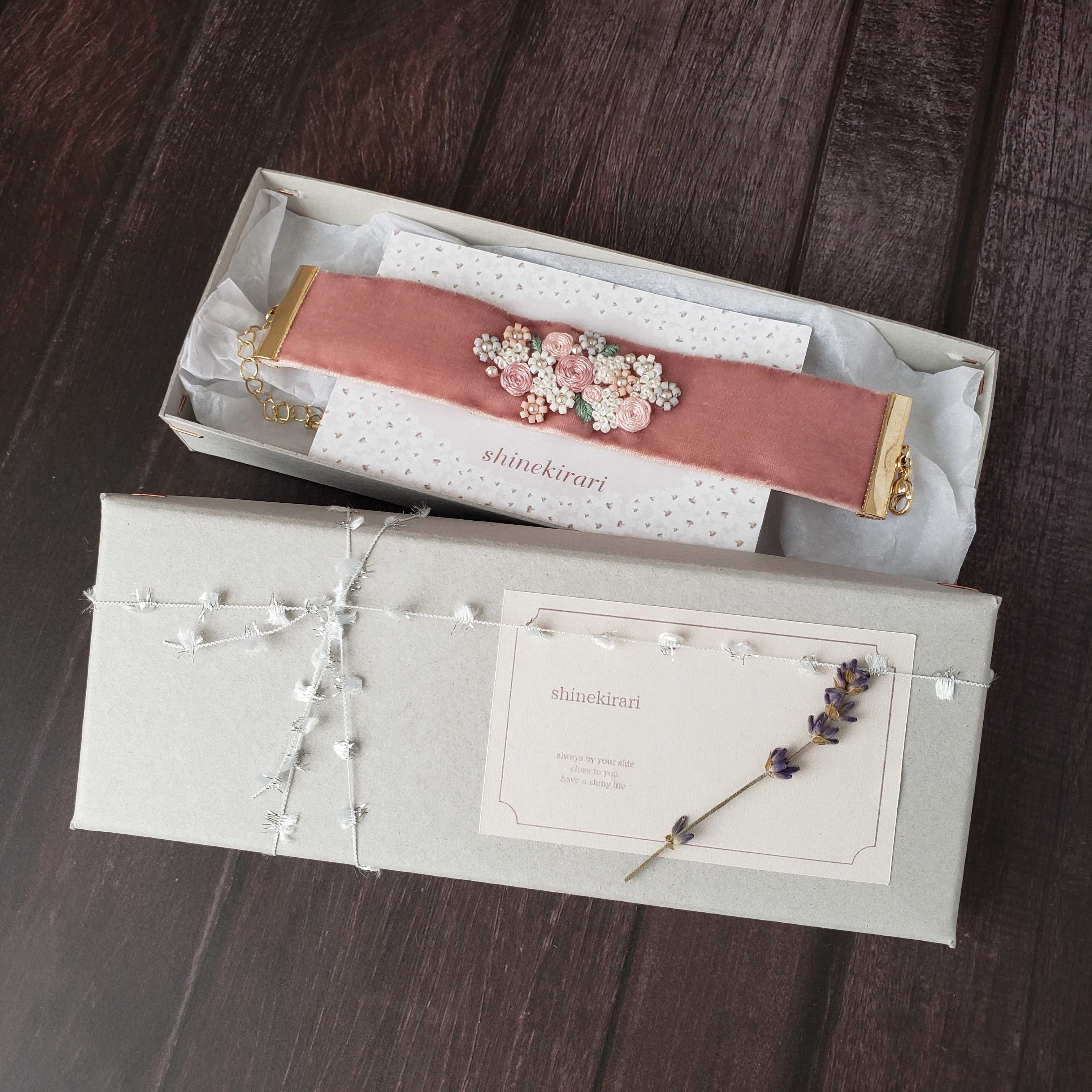 ベルベットリボンに　ブーケの刺繍・ビーズ刺繍　ブレスレット　ピンク