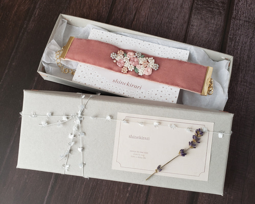 ベルベットリボンに ブーケの刺繍・ビーズ刺繍 ブレスレット ピンク