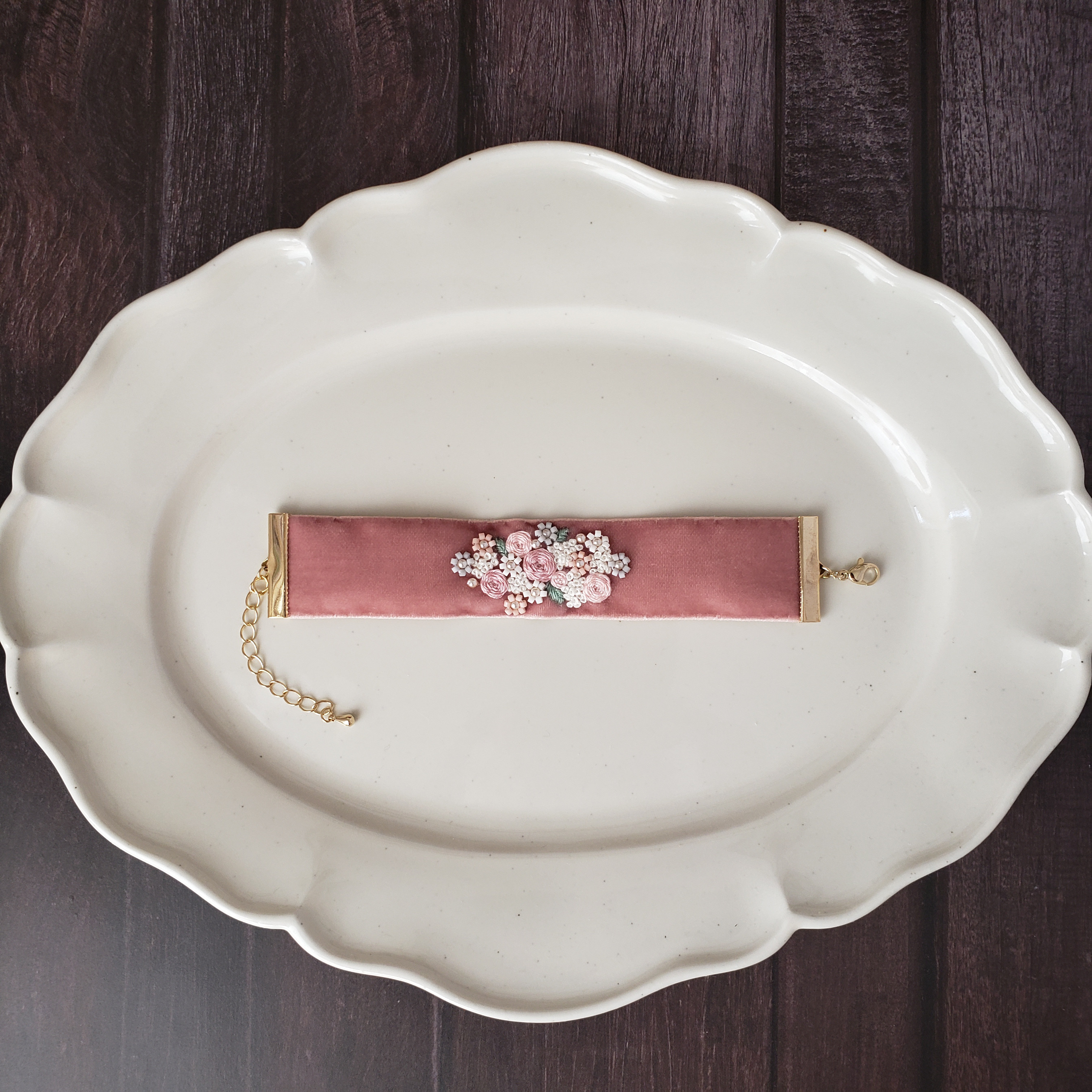 ベルベットリボンに　ブーケの刺繍・ビーズ刺繍　ブレスレット　ピンク