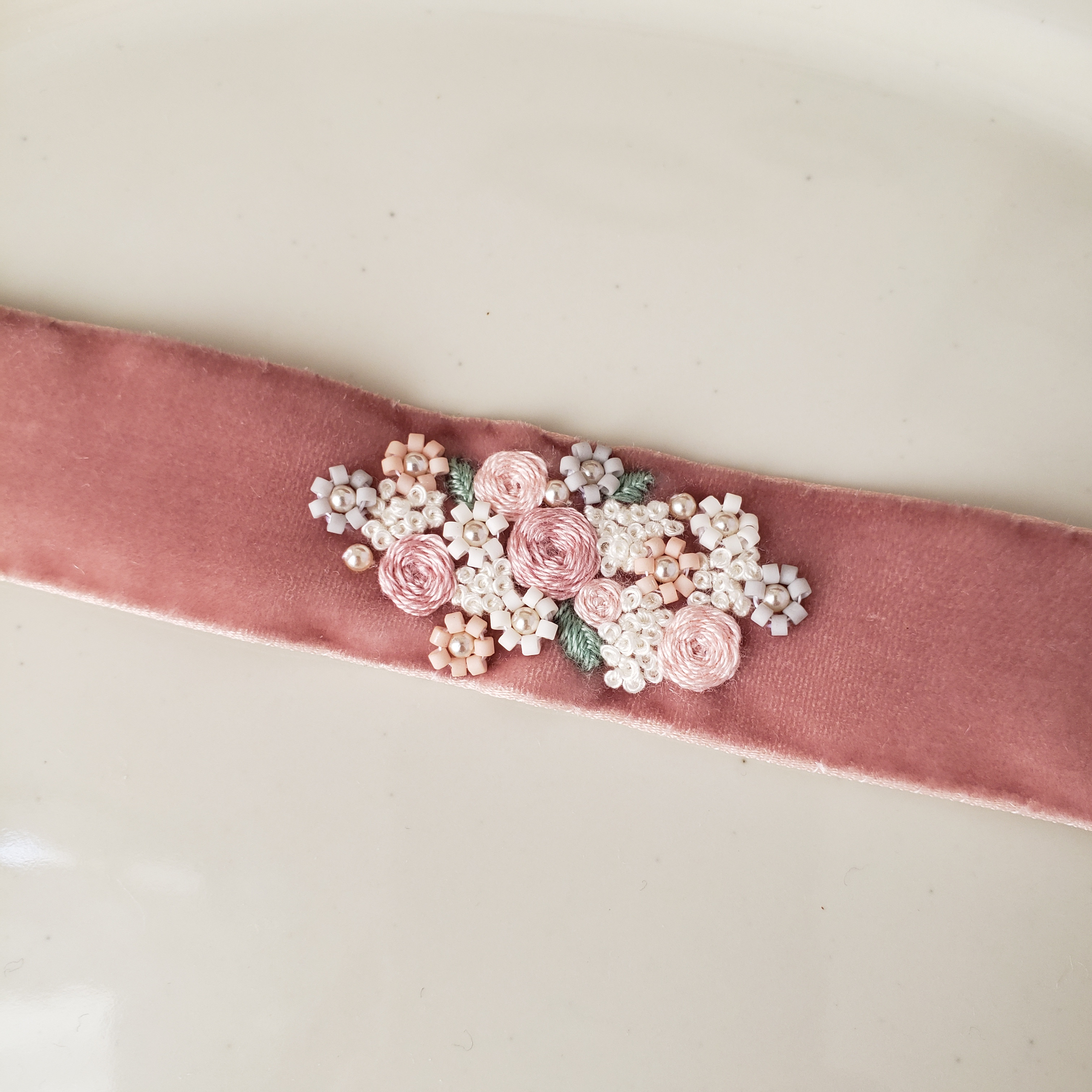 ベルベットリボンに　ブーケの刺繍・ビーズ刺繍　ブレスレット　ピンク