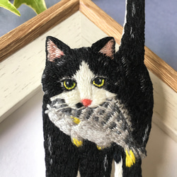 【受注製作】お魚くわえたご機嫌猫の刺繍ブローチ(黒猫タビ) 2枚目の画像