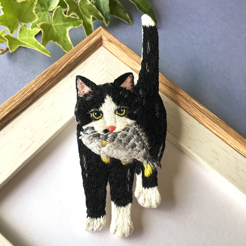 受注製作】お魚くわえたご機嫌猫の刺繍ブローチ(黒猫タビ) ブローチ
