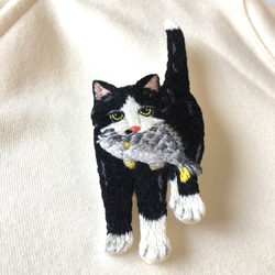 【受注製作】お魚くわえたご機嫌猫の刺繍ブローチ(黒猫タビ) 7枚目の画像