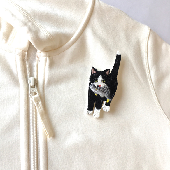 【受注製作】お魚くわえたご機嫌猫の刺繍ブローチ(黒猫タビ) 6枚目の画像