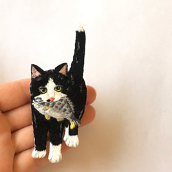 【受注製作】お魚くわえたご機嫌猫の刺繍ブローチ(黒猫タビ) 5枚目の画像