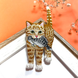 受注製作】お魚くわえたご機嫌猫の刺繍ブローチ(茶トラ) ブローチ