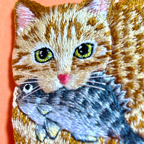 受注製作】お魚くわえたご機嫌猫の刺繍ブローチ(茶トラ) ブローチ