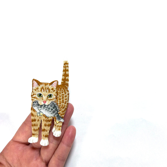 【受注製作】お魚くわえたご機嫌猫の刺繍ブローチ(茶トラ) 5枚目の画像
