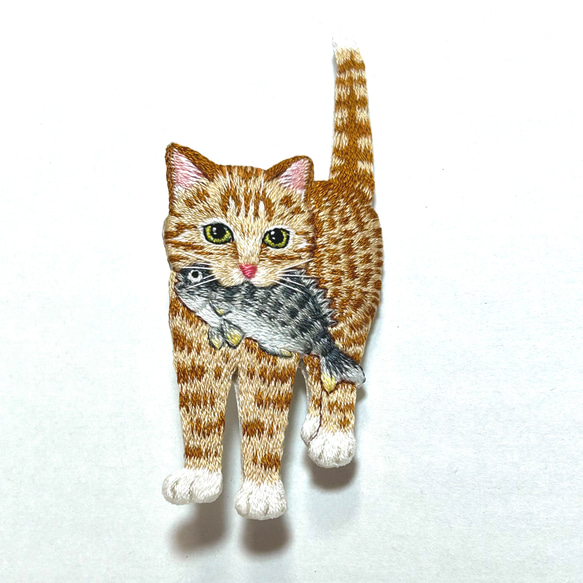 【受注製作】お魚くわえたご機嫌猫の刺繍ブローチ(茶トラ) 7枚目の画像