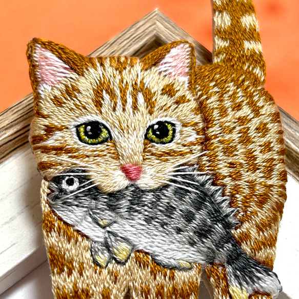 【受注製作】お魚くわえたご機嫌猫の刺繍ブローチ(茶トラ) 2枚目の画像
