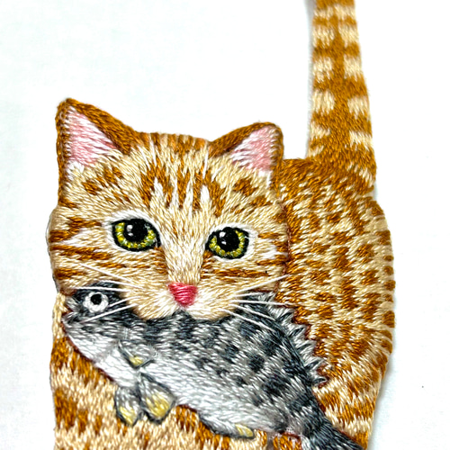 受注製作】お魚くわえたご機嫌猫の刺繍ブローチ(茶トラ) ブローチ