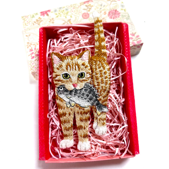 【受注製作】お魚くわえたご機嫌猫の刺繍ブローチ(茶トラ) 8枚目の画像