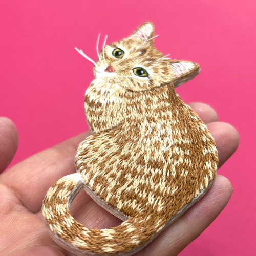 受注製作】見返り茶トラ猫の刺繍ブローチ ブローチ la_omame