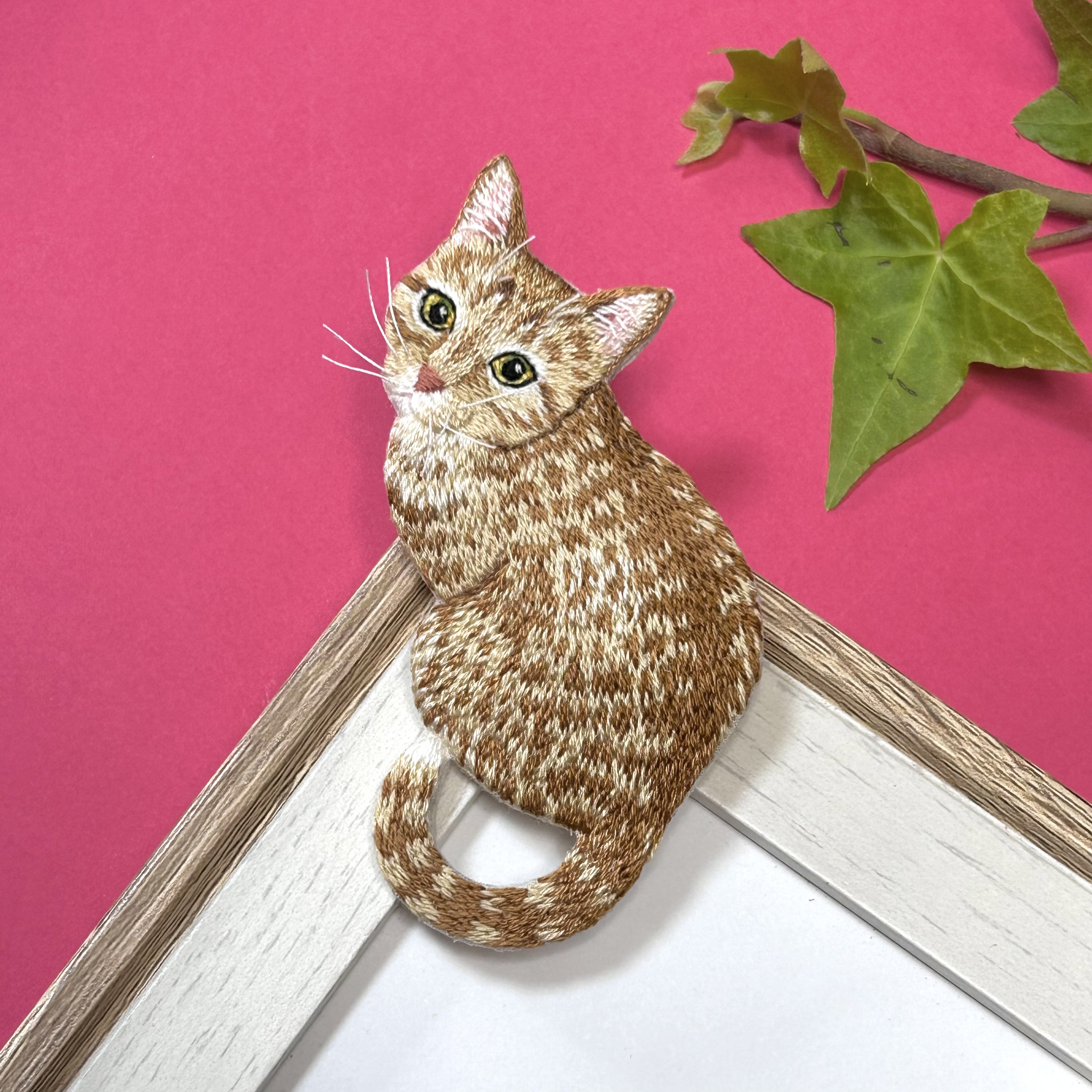 ビッグ割引 刺繍ブローチ ☆543 茶トラ猫 ハンドメイド な 工芸品