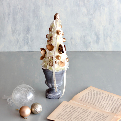 ホワイトゴールドのクリスマスツリーのアレンジ クリスマスツリー