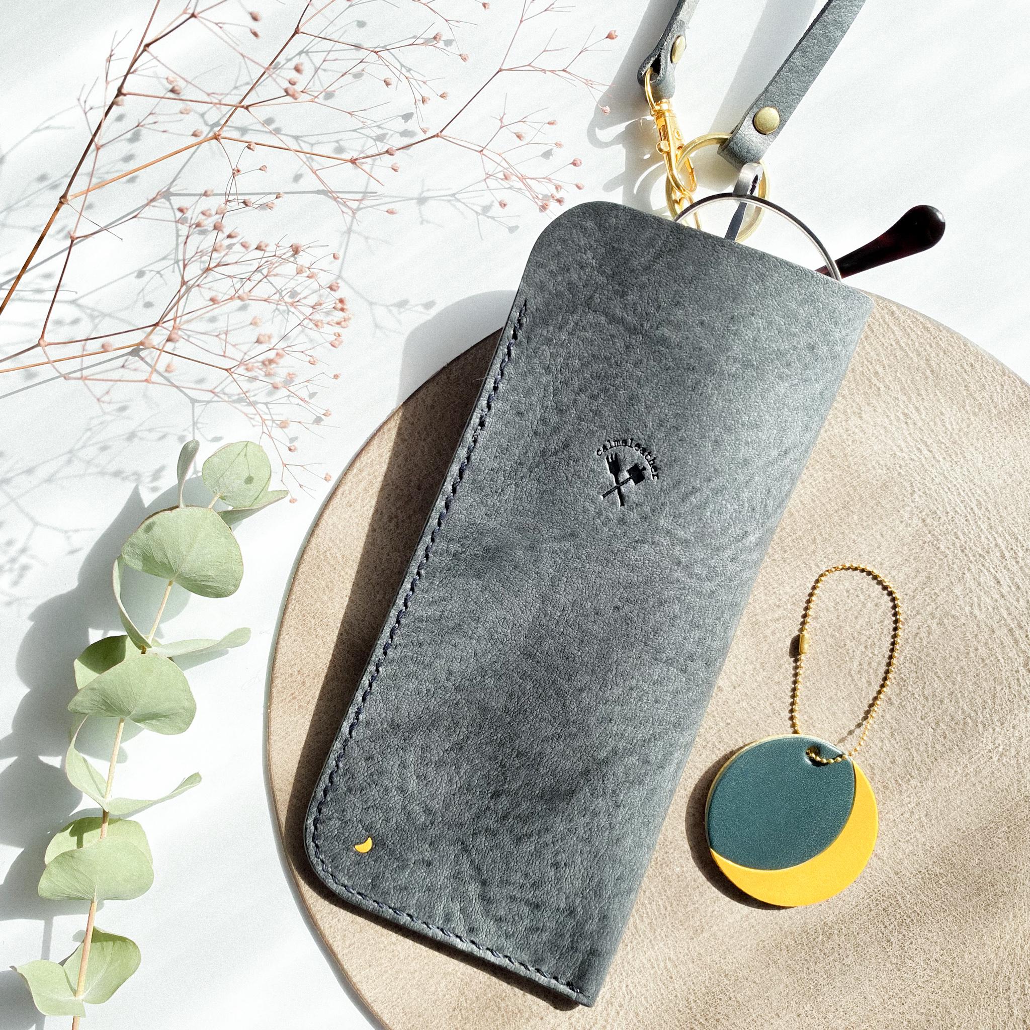 〔三日月デザイン〕名入れのできる本革メガネケース_気まぐれレザー(墨色)