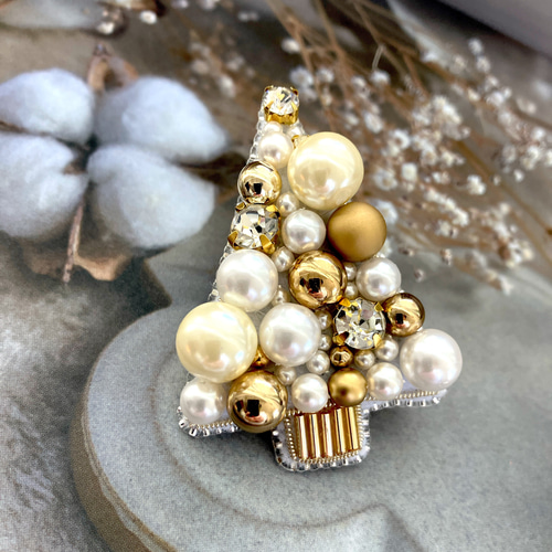 ビーズ刺繍ブローチ クリスマスツリー ホワイトパール×ゴールド 大人