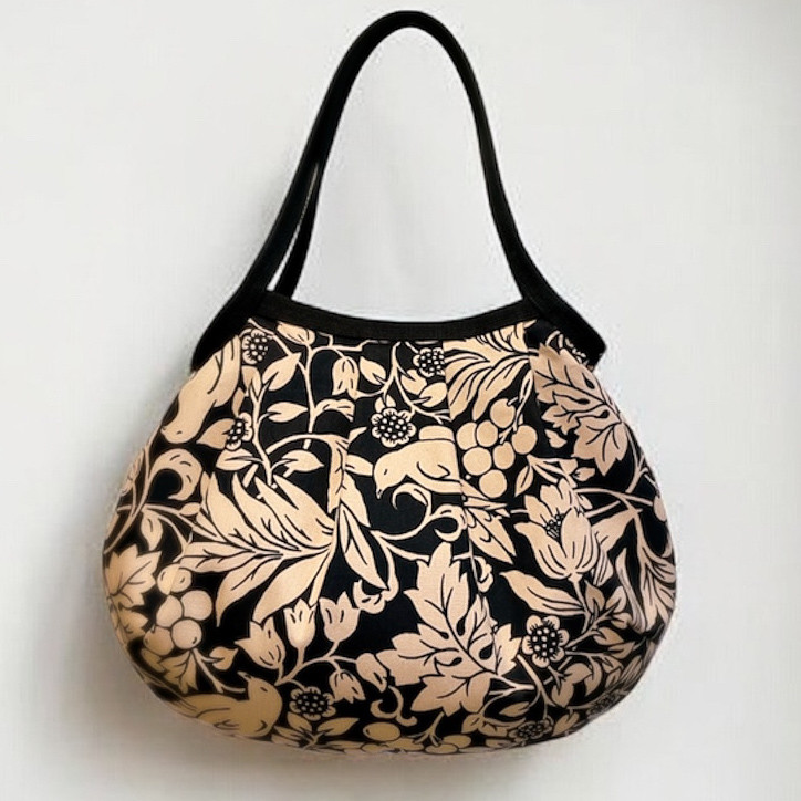 コロンと可愛いショルダーグラニーバッグ　エレガントなお花と小鳥柄　ブラック  ◎選べる2サイズ