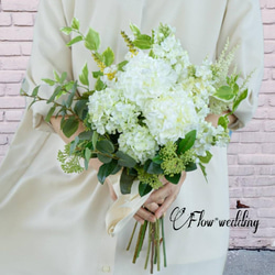 白とグリーンのナチュラルテイストブーケ シンプルでどんなドレスにもピッタリ　造花　前撮り　お色直し【ウェディングブーケ】 1枚目の画像