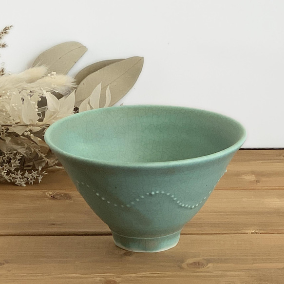 小さめな　めし茶碗　青銅色　⋰⋱⋰⋱⋰⋱波模様　 1枚目の画像