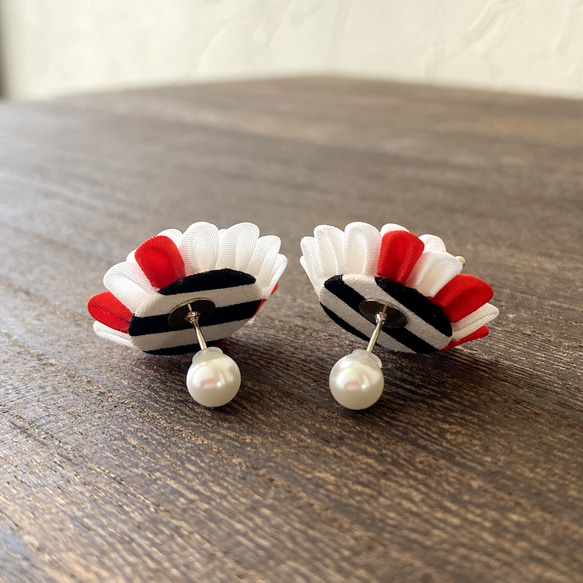 紅白ピアス＊貝パールキャッチ【つまみ細工/正絹】Red and White earrings 5枚目の画像