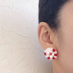 紅白ピアス＊貝パールキャッチ【つまみ細工/正絹】Red and White earrings 4枚目の画像