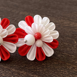 紅白ピアス＊貝パールキャッチ【つまみ細工/正絹】Red and White earrings 2枚目の画像