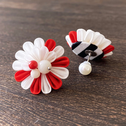 紅白ピアス＊貝パールキャッチ【つまみ細工/正絹】Red and White earrings 1枚目の画像