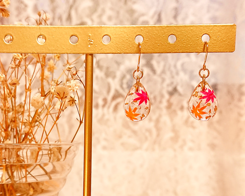 NO.443 ピアス　イヤリング　チャーム　レジンぐでねこ　紅葉 NO.443 ピアス イヤリング チャーム レジンぐでねこ 紅葉 - メルカリ