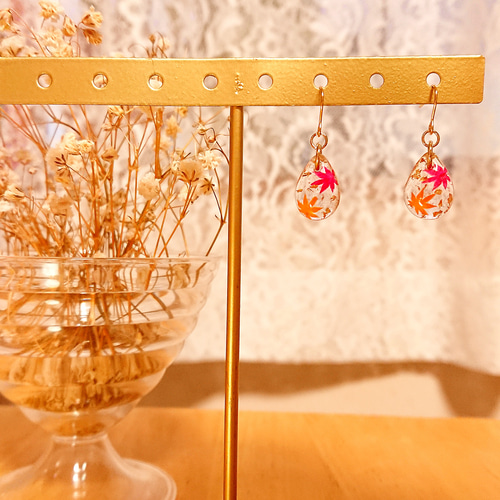雫に閉じ込めた紅葉～小さな秋～ ピアス・イヤリング （UVレジン