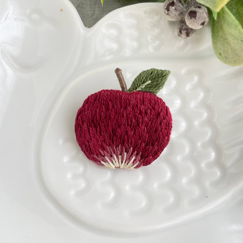 ビーズ刺繍 赤りんご ブローチ | pommier0515