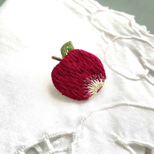 りんごの刺繍ブローチ ブローチ capriccio 通販 12845637