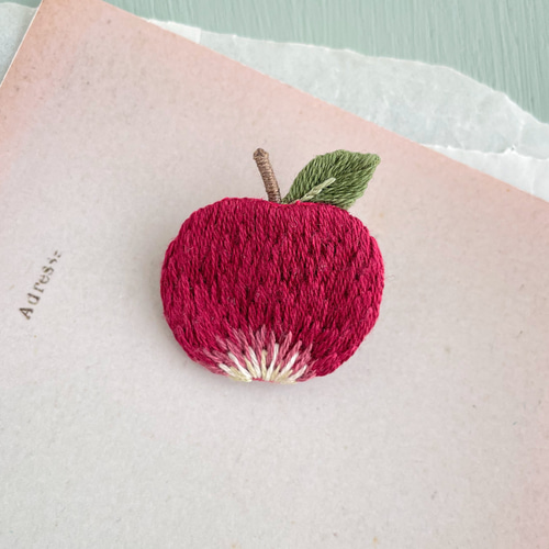 ビーズ刺繍 赤りんご ブローチ | pommier0515