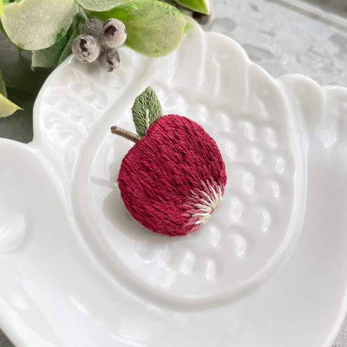りんごの刺繍ブローチ ブローチ capriccio 通販 12845637