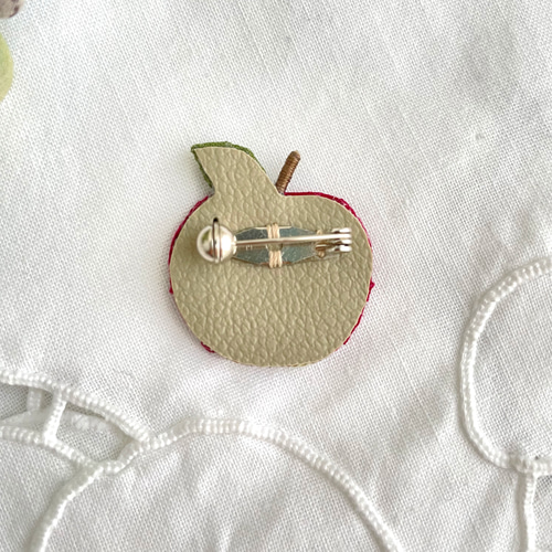 食べかけリンゴのブローチ ♪　　　ブローチ１４３ Apple brooch available now! - YouTube