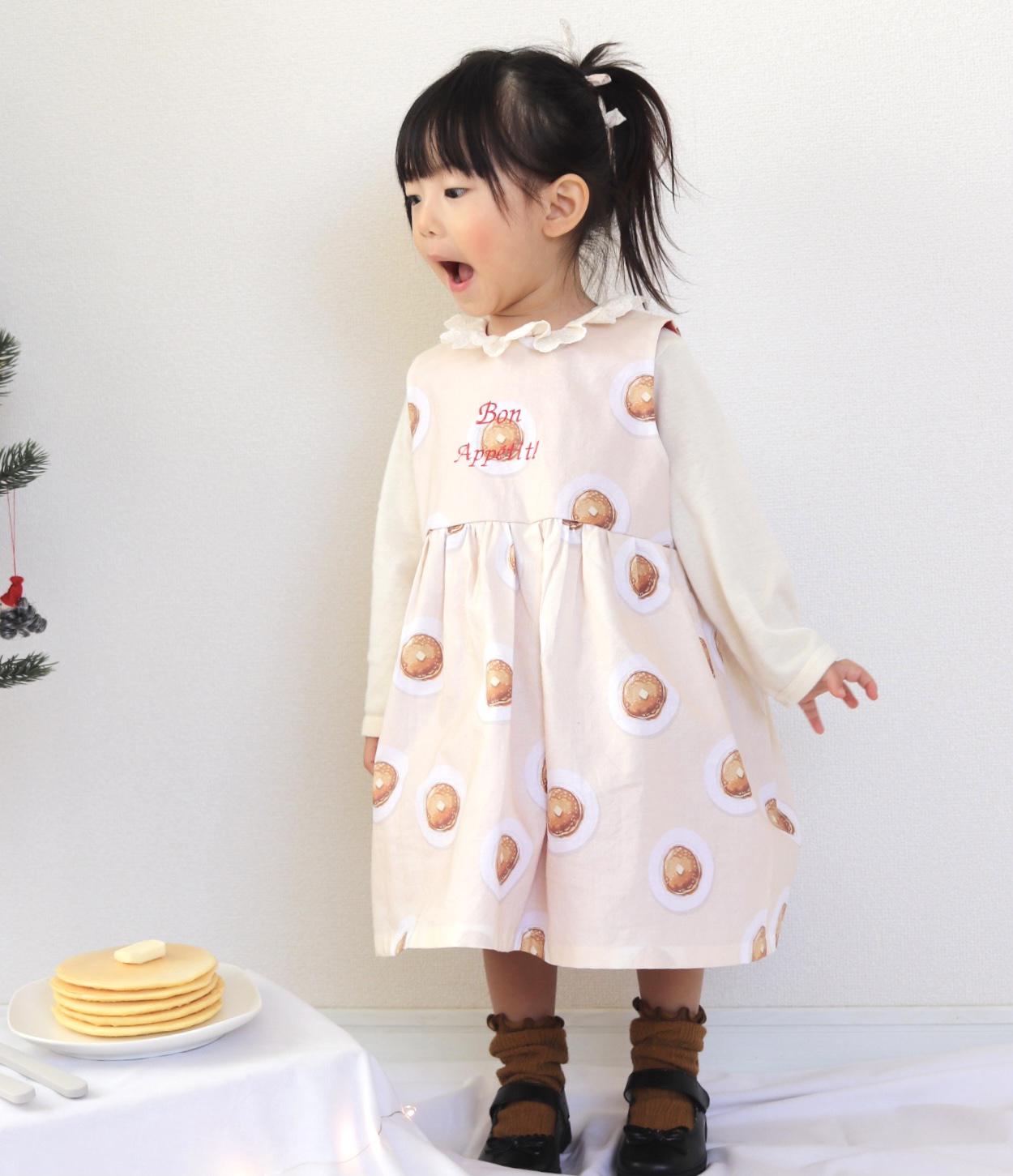 【2026年3月まで】 Kids “Bon Appétit!”の刺繍が可愛い！ノースリーブワンピース/ホットケーキ柄