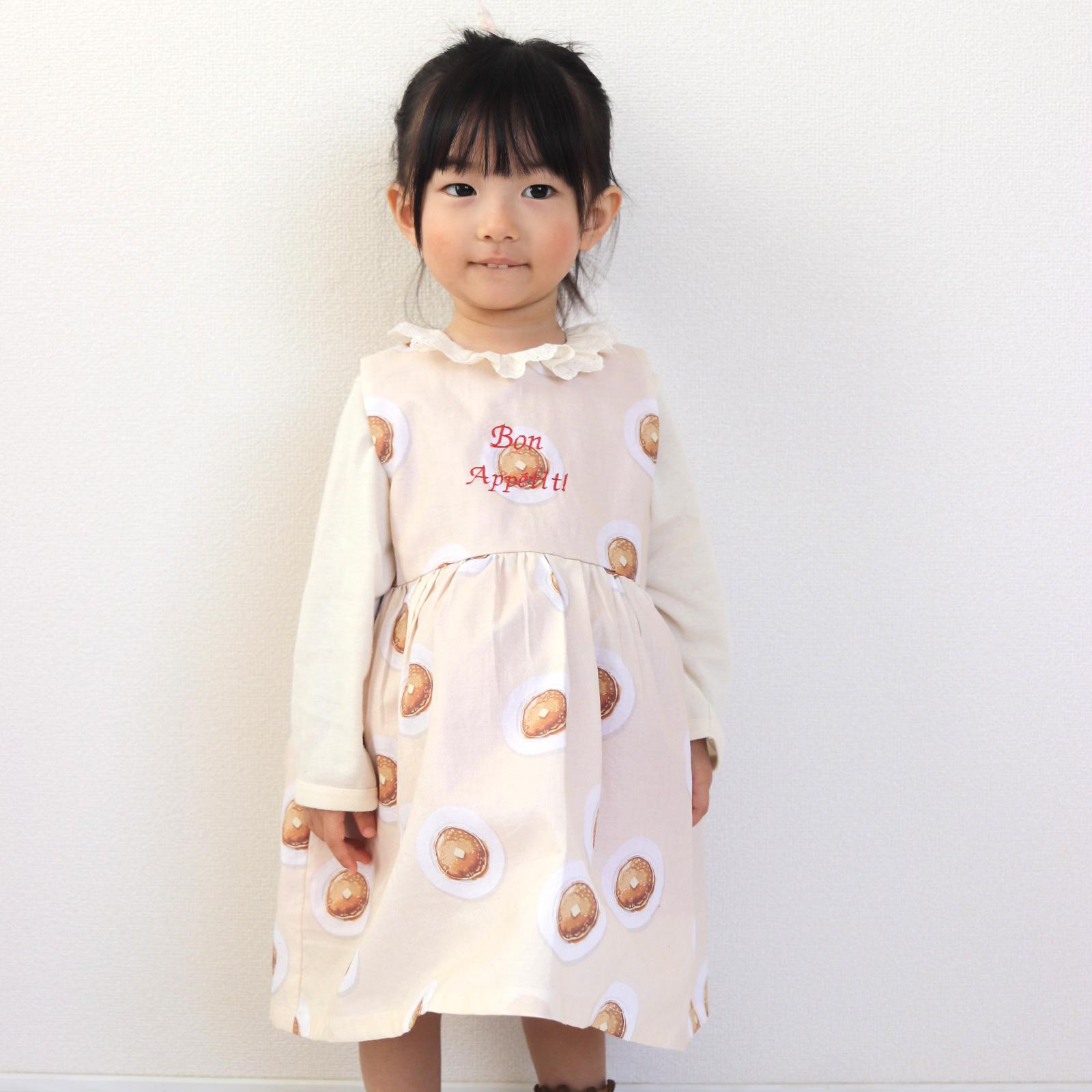 【2026年3月まで】 Kids “Bon Appétit!”の刺繍が可愛い！ノースリーブワンピース/ホットケーキ柄