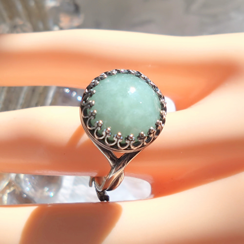 5月誕生石・・柔らかい色彩の 翡翠（ビルマ産・12㎜） ring（9号