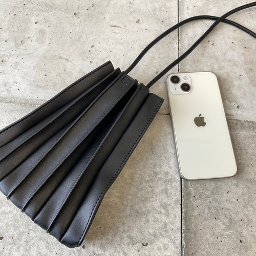 BISOU 大人気商品！】プリーツスマホショルダー／スマホ収納