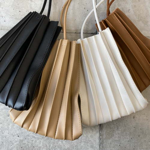 Simple Project プリーツ ショルダーバッグ 黒 BISOU 大人気商品
