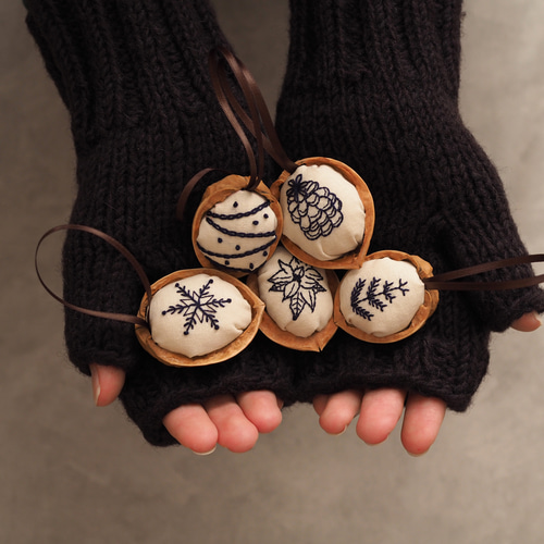特集掲載】くるみの殻を使った手刺繍のクリスマスオーナメント-Aセット
