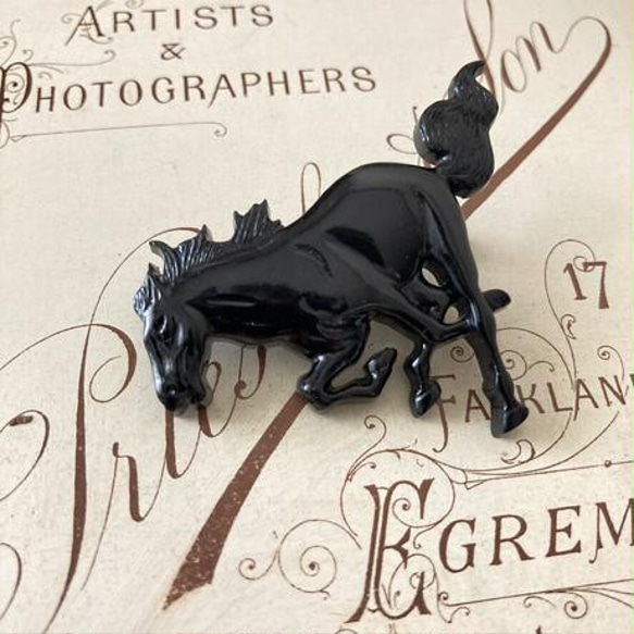 馬ブローチ 黒ブローチ　プラスティックブローチ　アンティーク　コスチュームジュエリー 3枚目の画像