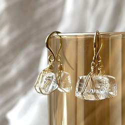 さざなみクリスタル　天然石　水晶　コンケーブ  イヤリング　クォーツ　氷　アイス　キューブ　cube 水　透明　クリア 1枚目の画像