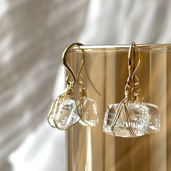 さざなみクリスタル　天然石　水晶　コンケーブ  イヤリング　クォーツ　氷　アイス　キューブ　cube 水　透明　クリア 1枚目の画像