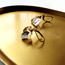 さざなみクリスタル　天然石　水晶　コンケーブ  イヤリング　クォーツ　氷　アイス　キューブ　cube 水　透明　クリア 3枚目の画像