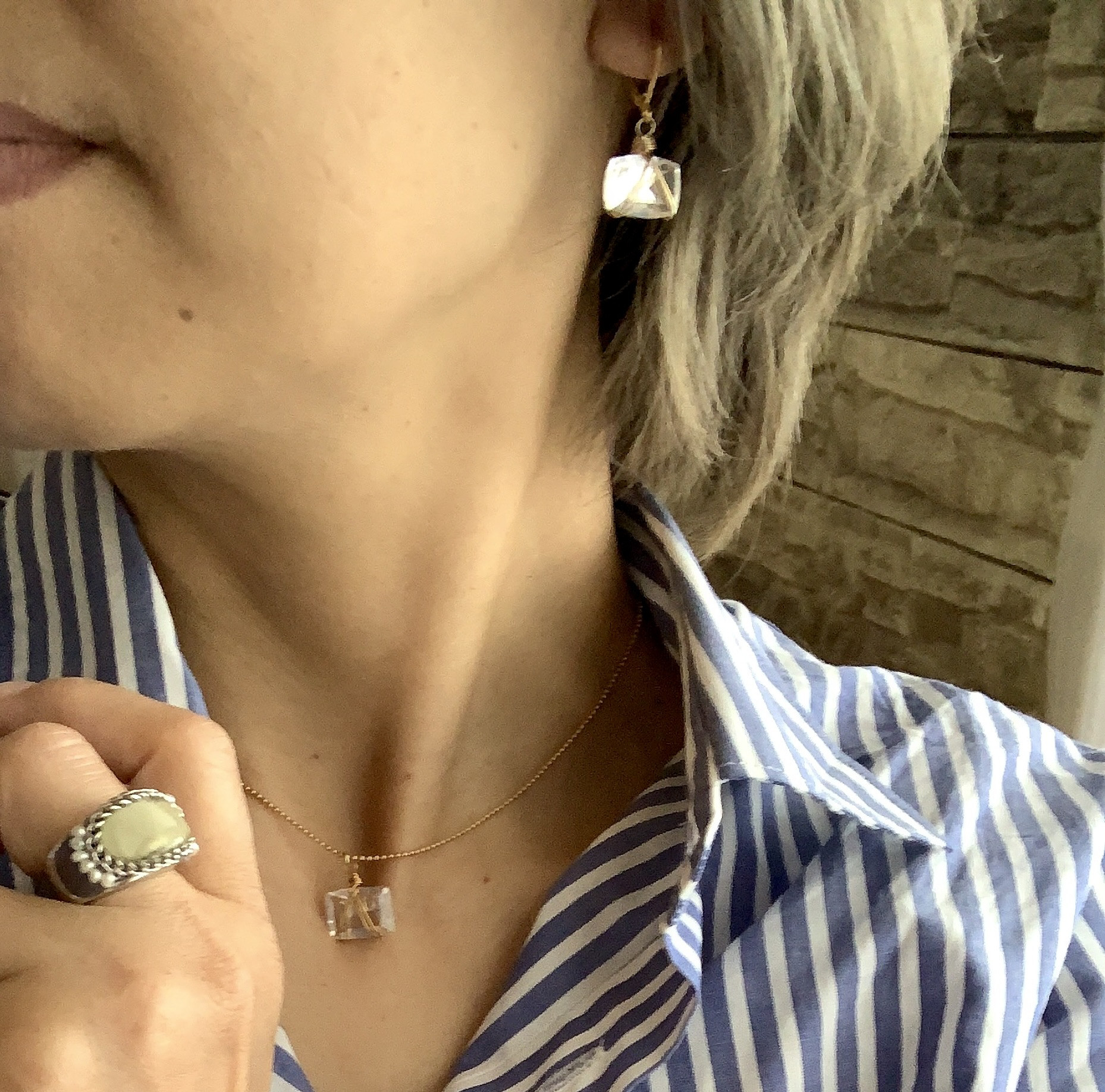 クリスタルのさざなみ　天然石　水晶　コンケーブ  イヤリング　クォーツ　氷　アイス　キューブ　cube 水　透明　クリア