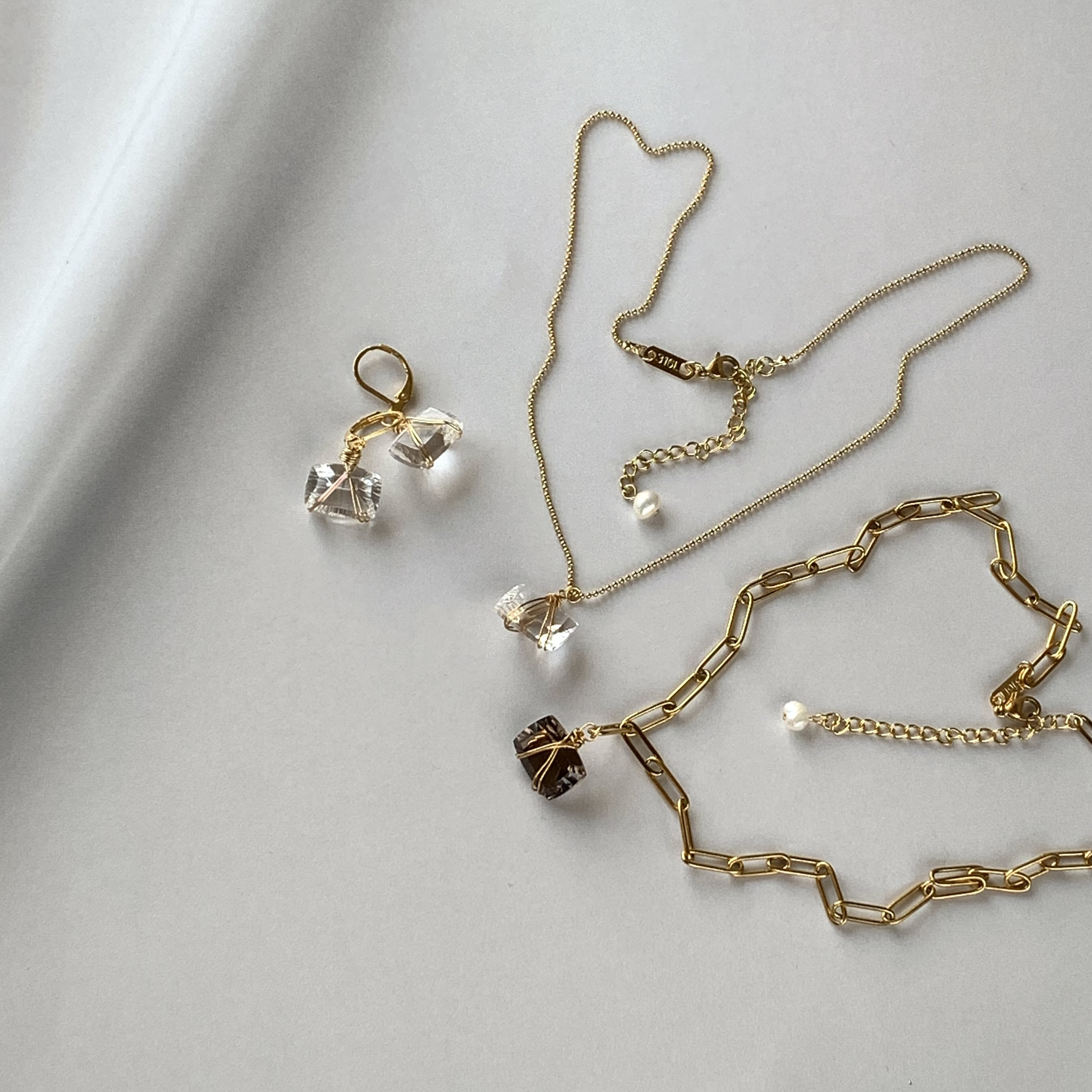 クリスタルのさざなみ　天然石　水晶　コンケーブ  イヤリング　クォーツ　氷　アイス　キューブ　cube 水　透明　クリア