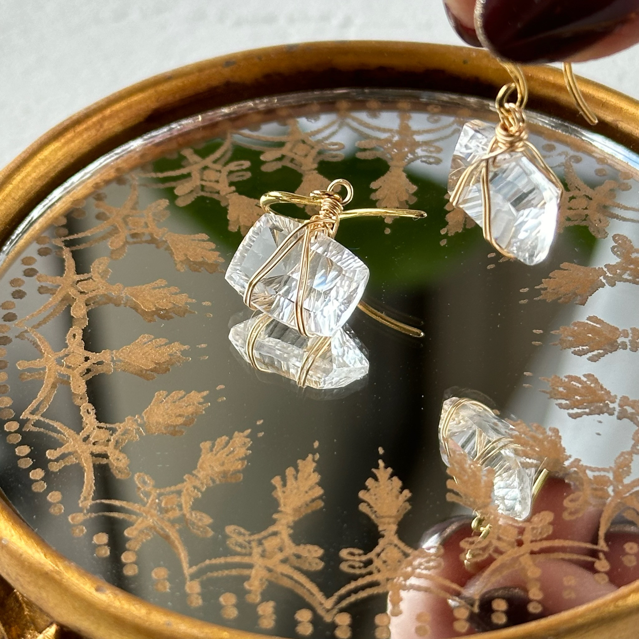 クリスタルのさざなみ　天然石　水晶　コンケーブ  イヤリング　クォーツ　氷　アイス　キューブ　cube 水　透明　クリア