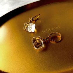 さざなみクリスタル　天然石　水晶　コンケーブ  イヤリング　クォーツ　氷　アイス　キューブ　cube 水　透明　クリア 6枚目の画像