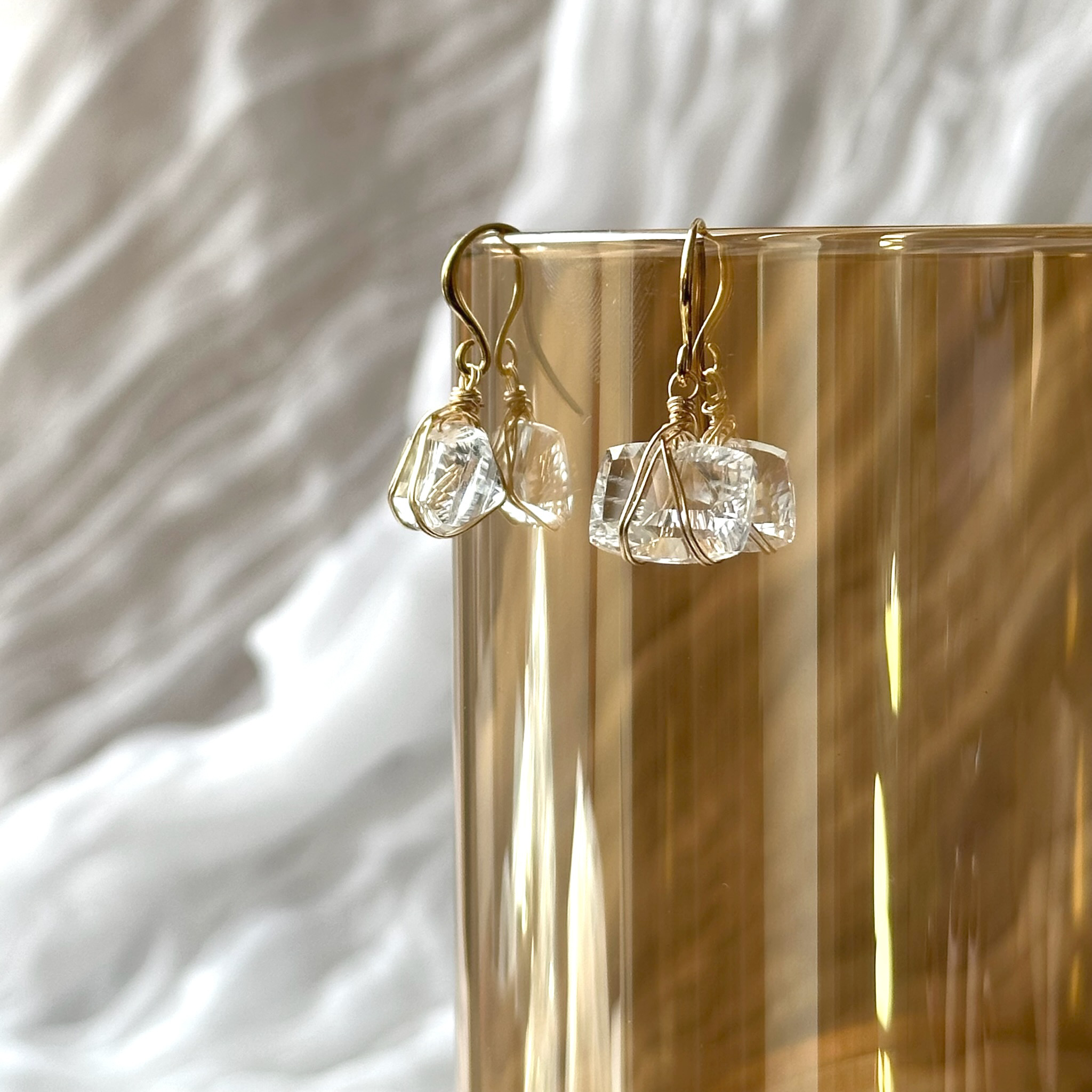 クリスタルのさざなみ　天然石　水晶　コンケーブ  イヤリング　クォーツ　氷　アイス　キューブ　cube 水　透明　クリア